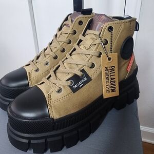 Palladium Size 7.5 Women's Revolt HI Platform Sneakers New with Box